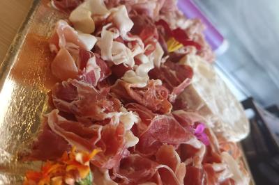 Miniature Traiteur Marssac-sur-Tarn (Tarn) - La Cuisine de Philoozofe #31 Plateau en bois avec verrines garnies, bol de pain tranché et bouteille de vin mousseux en arrière-plan.