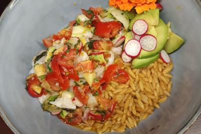 Miniature Traiteur Marssac-sur-Tarn (Tarn) - La Cuisine de Philoozofe #17 Plateau en bois avec verrines garnies, bol de pain tranché et bouteille de vin mousseux en arrière-plan.