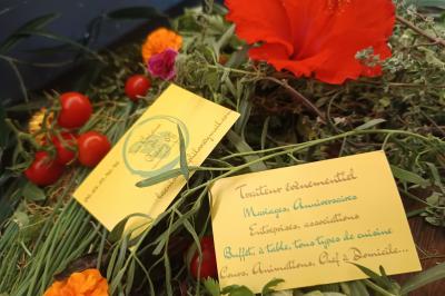 Miniature Traiteur Marssac-sur-Tarn (Tarn) - La Cuisine de Philoozofe #32 Plateau en bois avec verrines garnies, bol de pain tranché et bouteille de vin mousseux en arrière-plan.