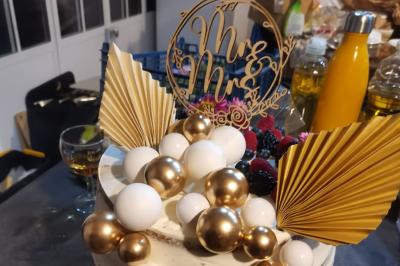 Miniature Traiteur Marssac-sur-Tarn (Tarn) - La Cuisine de Philoozofe #33 Plateau en bois avec verrines garnies, bol de pain tranché et bouteille de vin mousseux en arrière-plan.