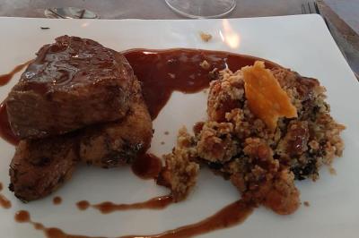 Miniature Traiteur Marssac-sur-Tarn (Tarn) - La Cuisine de Philoozofe #34 Plateau en bois avec verrines garnies, bol de pain tranché et bouteille de vin mousseux en arrière-plan.