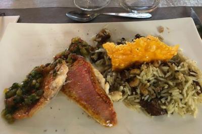 Miniature Traiteur Marssac-sur-Tarn (Tarn) - La Cuisine de Philoozofe #35 Plateau en bois avec verrines garnies, bol de pain tranché et bouteille de vin mousseux en arrière-plan.