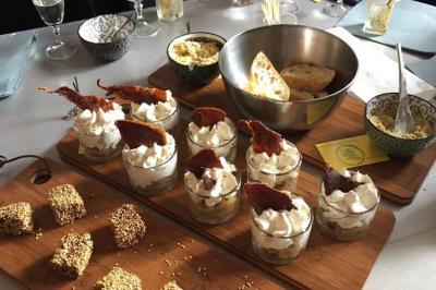 Miniature Traiteur Marssac-sur-Tarn (Tarn) - La Cuisine de Philoozofe #37 Plateau en bois avec verrines garnies, bol de pain tranché et bouteille de vin mousseux en arrière-plan.
