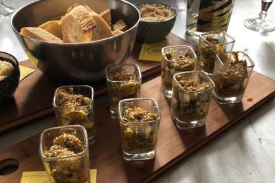 Miniature Traiteur Marssac-sur-Tarn (Tarn) - La Cuisine de Philoozofe #39 Plateau en bois avec verrines garnies, bol de pain tranché et bouteille de vin mousseux en arrière-plan.