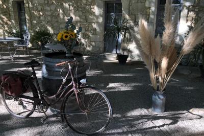 Salle de réception avec tables rondes dressées, nappes blanches, chemins de table en dentelle et décoration élégante.