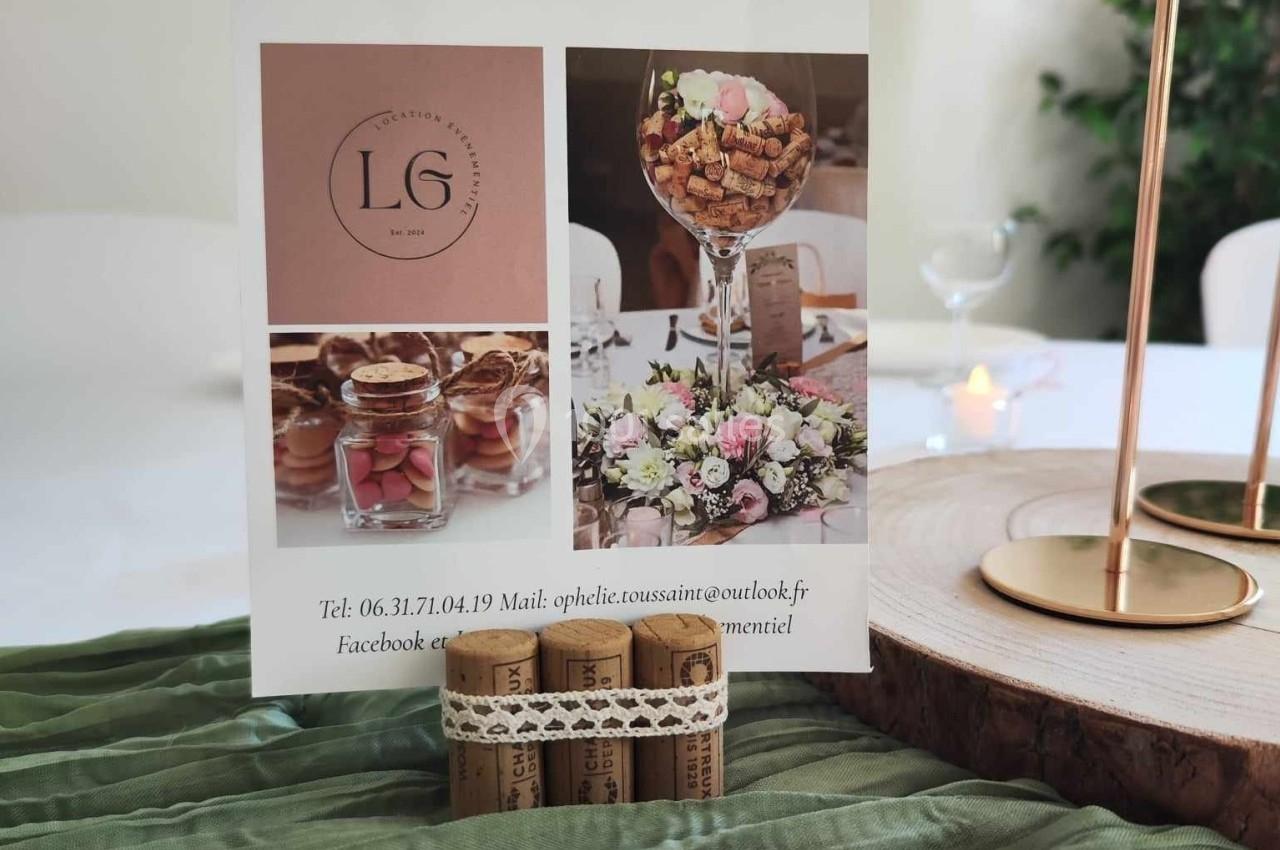 Carte de présentation pour un service de location événementielle, posée sur une table avec une décoration élégante.