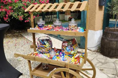 Salle de réception décorée avec des tables rondes dressées, nappes blanches et chaises ornées de nœuds beige.