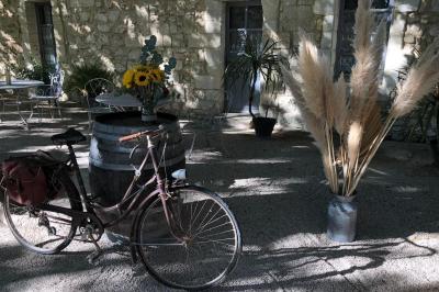 Salle de réception décorée avec des tables rondes dressées, nappes blanches et chaises ornées de nœuds beige.