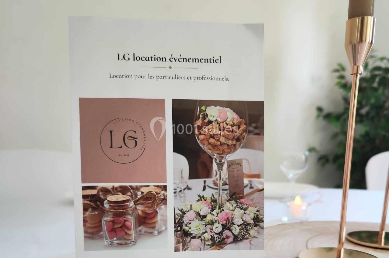 Affiche promotionnelle pour une entreprise de location événementielle avec photos de décorations et desserts élégants.