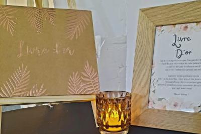 Salle de réception décorée avec des tables rondes dressées, nappes blanches et chaises ornées de nœuds beige.