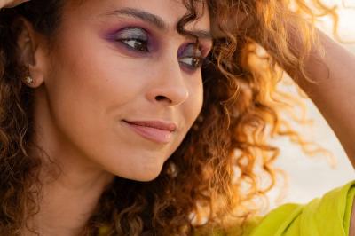 Femme avant et après une séance de maquillage, montrant une transformation avec un maquillage sophistiqué.