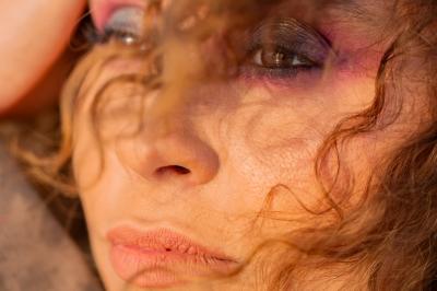 Femme avant et après une séance de maquillage, montrant une transformation avec un maquillage sophistiqué.