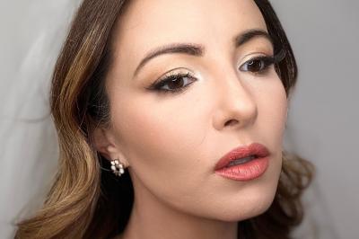 Femme avant et après une séance de maquillage, montrant une transformation avec un maquillage sophistiqué.