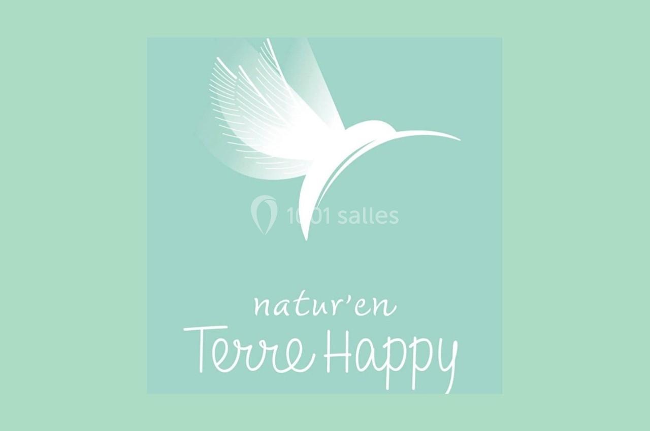 Illustration d'un colibri blanc stylisé en vol sur fond vert clair avec le texte ’natur'en Terre Happy’ en dessous.