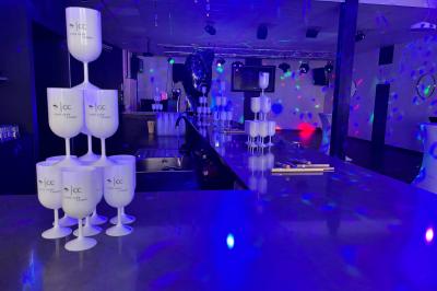 Logo circulaire du Cayo Club avec des palmiers, un soleil et le texte ’Event Planning & Happiness Organizer’.