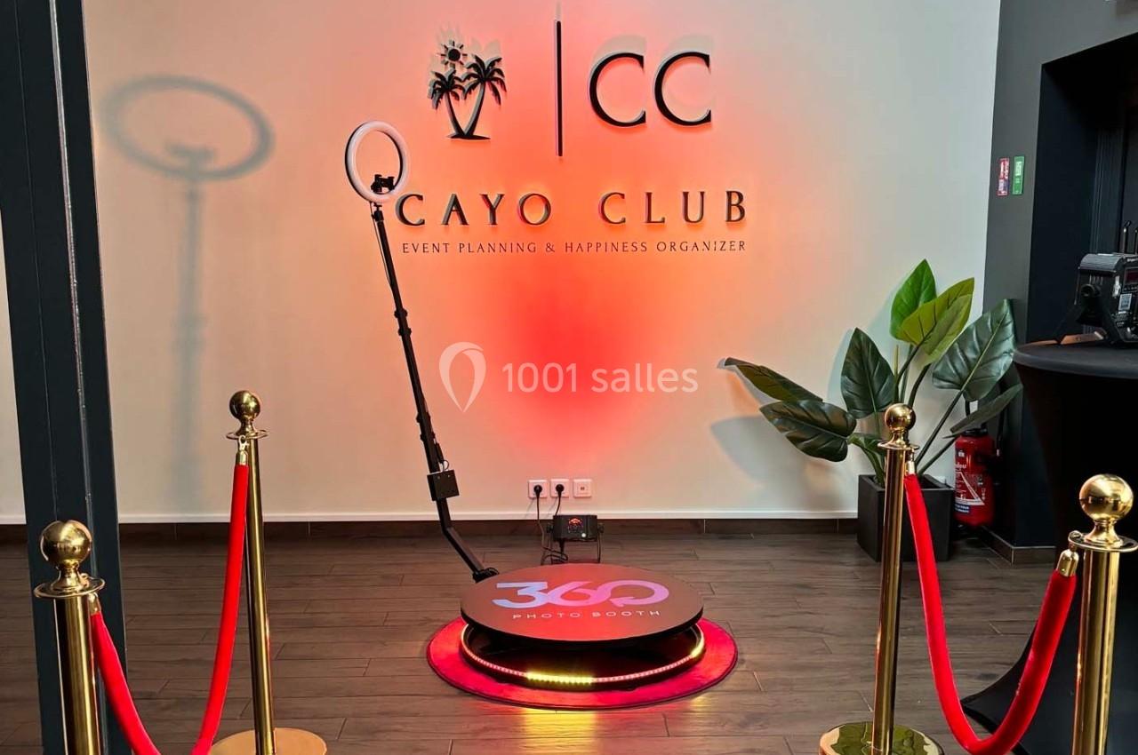 Borne photo 360° entourée de poteaux à cordons rouges, installée dans un espace événementiel moderne.