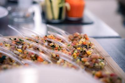 Miniature Location salle Sisteron (Alpes-de-Haute-Provence) - Restaurant le Segustero #3 Plateau en bois avec des tranches de jambon cru, pain et autres charcuteries, posé sur une table grise.