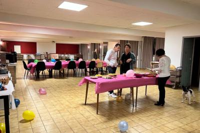 Miniature Location salle Saint-Flour (Cantal) - Salle de Réception Ander #6 Cuisine moderne avec meubles en bois clair, électroménagers, table blanche et chaises, lave-linge et sèche-linge visibles.