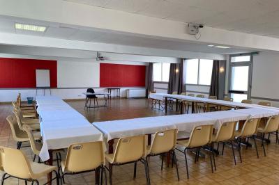 Miniature Location salle Saint-Flour (Cantal) - Salle de Réception Ander #16 Cuisine moderne avec meubles en bois clair, électroménagers, table blanche et chaises, lave-linge et sèche-linge visibles.