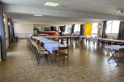 Miniature Location salle Saint-Flour (Cantal) - Salle de Réception Ander #10 Cuisine moderne avec meubles en bois clair, électroménagers, table blanche et chaises, lave-linge et sèche-linge visibles.