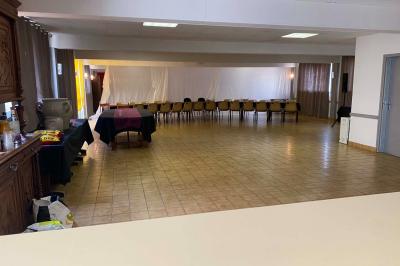 Miniature Location salle Saint-Flour (Cantal) - Salle de Réception Ander #17 Cuisine moderne avec meubles en bois clair, électroménagers, table blanche et chaises, lave-linge et sèche-linge visibles.