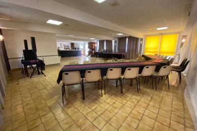 Miniature Location salle Saint-Flour (Cantal) - Salle de Réception Ander #9 Cuisine moderne avec meubles en bois clair, électroménagers, table blanche et chaises, lave-linge et sèche-linge visibles.