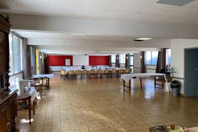 Miniature Location salle Saint-Flour (Cantal) - Salle de Réception Ander #15 Cuisine moderne avec meubles en bois clair, électroménagers, table blanche et chaises, lave-linge et sèche-linge visibles.