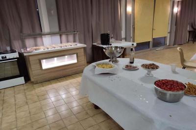 Miniature Location salle Saint-Flour (Cantal) - Salle de Réception Ander #19 Cuisine moderne avec meubles en bois clair, électroménagers, table blanche et chaises, lave-linge et sèche-linge visibles.