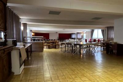 Miniature Location salle Saint-Flour (Cantal) - Salle de Réception Ander #22 Cuisine moderne avec meubles en bois clair, électroménagers, table blanche et chaises, lave-linge et sèche-linge visibles.