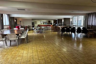 Miniature Location salle Saint-Flour (Cantal) - Salle de Réception Ander #23 Cuisine moderne avec meubles en bois clair, électroménagers, table blanche et chaises, lave-linge et sèche-linge visibles.
