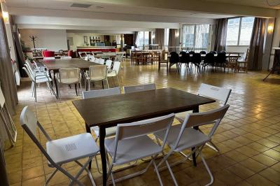 Miniature Location salle Saint-Flour (Cantal) - Salle de Réception Ander #13 Cuisine moderne avec meubles en bois clair, électroménagers, table blanche et chaises, lave-linge et sèche-linge visibles.