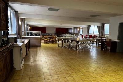 Miniature Location salle Saint-Flour (Cantal) - Salle de Réception Ander #24 Cuisine moderne avec meubles en bois clair, électroménagers, table blanche et chaises, lave-linge et sèche-linge visibles.