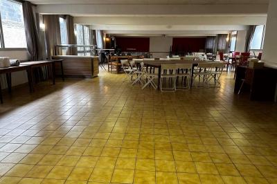 Miniature Location salle Saint-Flour (Cantal) - Salle de Réception Ander #25 Cuisine moderne avec meubles en bois clair, électroménagers, table blanche et chaises, lave-linge et sèche-linge visibles.