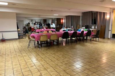 Miniature Location salle Saint-Flour (Cantal) - Salle de Réception Ander #5 Cuisine moderne avec meubles en bois clair, électroménagers, table blanche et chaises, lave-linge et sèche-linge visibles.