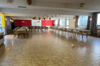 Miniature Location salle Saint-Flour (Cantal) - Salle de Réception Ander #3 Cuisine moderne avec meubles en bois clair, électroménagers, table blanche et chaises, lave-linge et sèche-linge visibles.