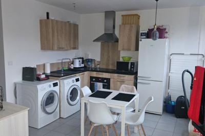 Miniature Location salle Saint-Flour (Cantal) - Salle de Réception Ander #28 Cuisine moderne avec meubles en bois clair, électroménagers, table blanche et chaises, lave-linge et sèche-linge visibles.