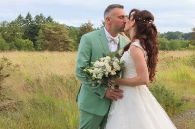 Deux femmes concentrées réalisent un travail minutieux à la main, éclairées par des lampes frontales.