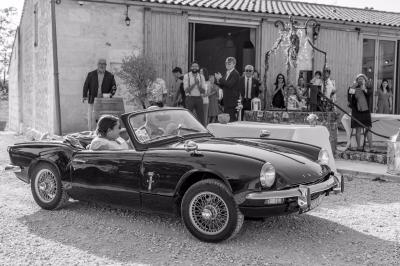Miniature Location salle Tresses (Gironde) - Domaine de la Rose Blanche #5 Façade d'une maison en pierre avec terrasse ensoleillée, chaises longues et pots de fleurs sur un sol pavé clair.