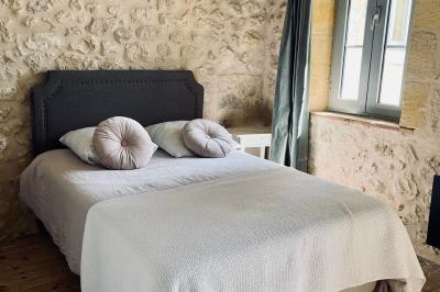 Miniature Location salle Tresses (Gironde) - Domaine de la Rose Blanche #20 Façade d'une maison en pierre avec terrasse ensoleillée, chaises longues et pots de fleurs sur un sol pavé clair.