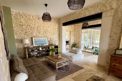 Miniature Location salle Tresses (Gironde) - Domaine de la Rose Blanche #22 Façade d'une maison en pierre avec terrasse ensoleillée, chaises longues et pots de fleurs sur un sol pavé clair.