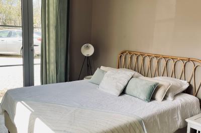 Miniature Location salle Tresses (Gironde) - Domaine de la Rose Blanche #23 Façade d'une maison en pierre avec terrasse ensoleillée, chaises longues et pots de fleurs sur un sol pavé clair.