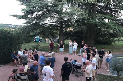Miniature Location salle Pommiers (Rhône) - Domaine Nicolas Rebut #14 Façade d'un bâtiment en pierre avec de grandes fenêtres, une entrée vitrée et une cour en gravier sous un ciel bleu.