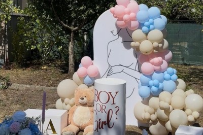 Miniature Deco Events #4 Salle de réception élégante avec tables rondes décorées de nappes blanches, chaises dorées et centres de table fleuris.