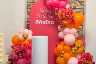 Miniature Deco Events #5 Salle de réception élégante avec tables rondes décorées de nappes blanches, chaises dorées et centres de table fleuris.