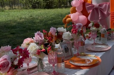 Miniature Deco Events #6 Salle de réception élégante avec tables rondes décorées de nappes blanches, chaises dorées et centres de table fleuris.