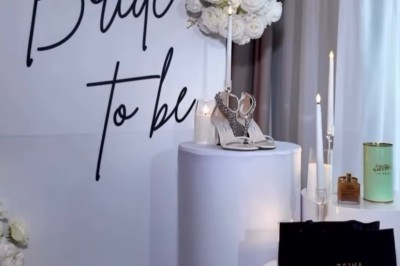 Miniature Deco Events #9 Salle de réception élégante avec tables rondes décorées de nappes blanches, chaises dorées et centres de table fleuris.