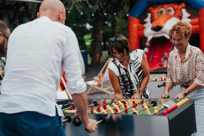 Carte indiquant la localisation d'Herchies et sa proximité avec Paris, Lille, Mons et Bruxelles, avec les temps de trajet.