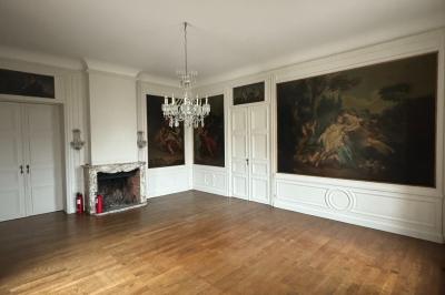 Miniature Location salle Grez-Doiceau (Brabant wallon) - Château de Laurensart #6 Salle élégante avec un lustre imposant, table ronde en bois, chaises vertes et grandes fenêtres encadrées de rideaux.