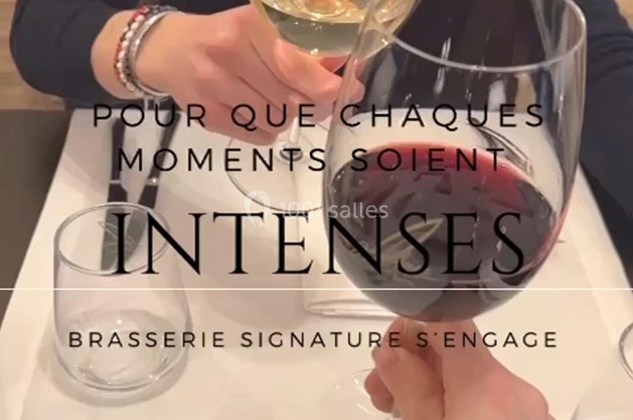 Deux verres de vin portés pour un toast, avec un message promotionnel en surimpression.