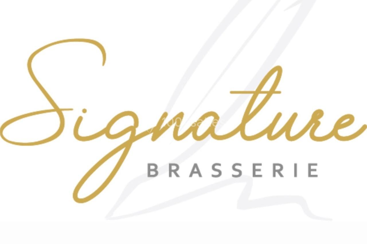 Logo de la brasserie Signature avec une typographie dorée et un fond blanc orné d'un dessin discret de plume.